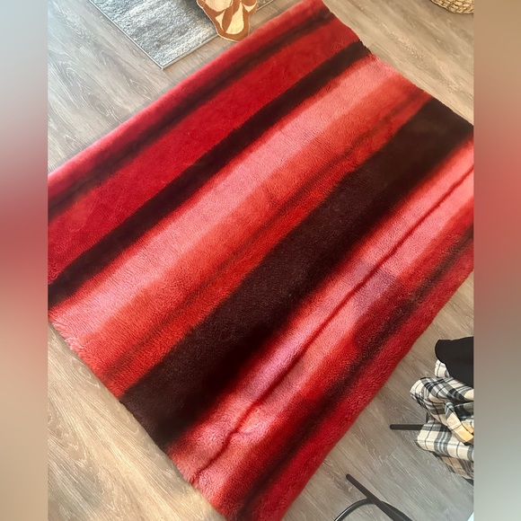 UNHIDE Marshmallow x Netflix Blanket! - Picture 3 of 3